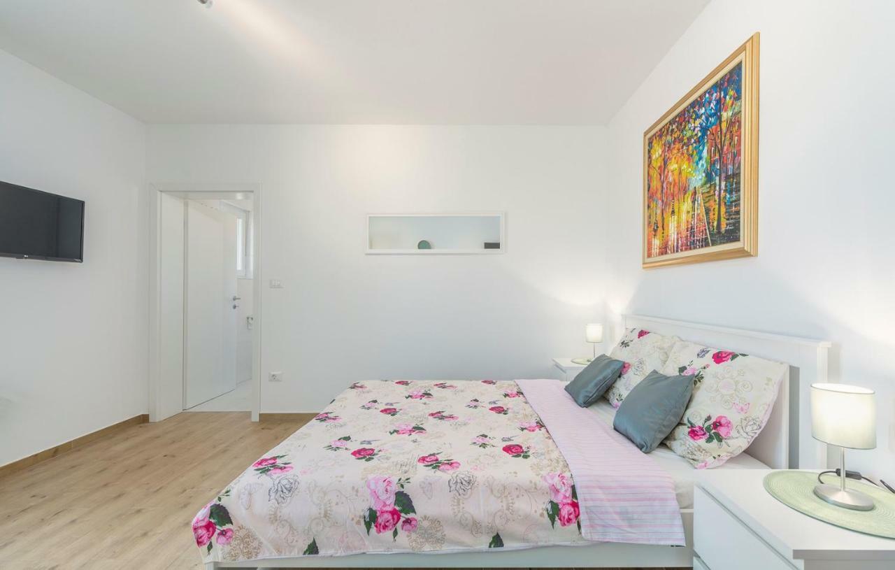 Apartment Complex Jelena Funtana Bagian luar foto