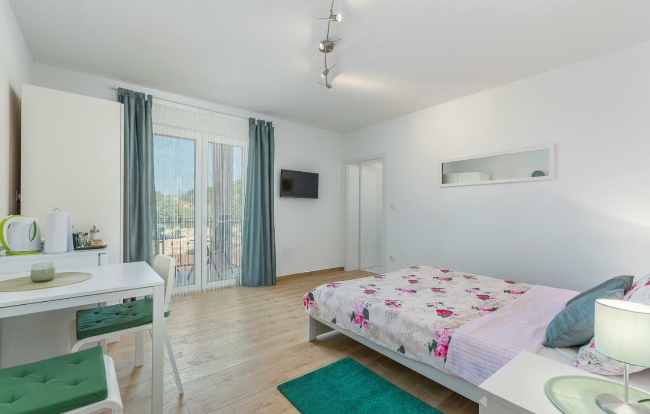 Apartment Complex Jelena Funtana Bagian luar foto