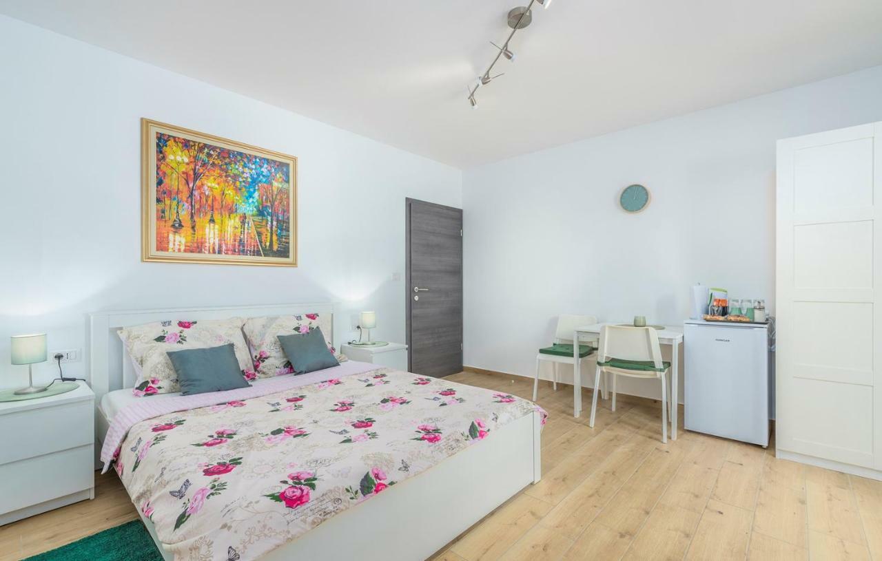 Apartment Complex Jelena Funtana Bagian luar foto