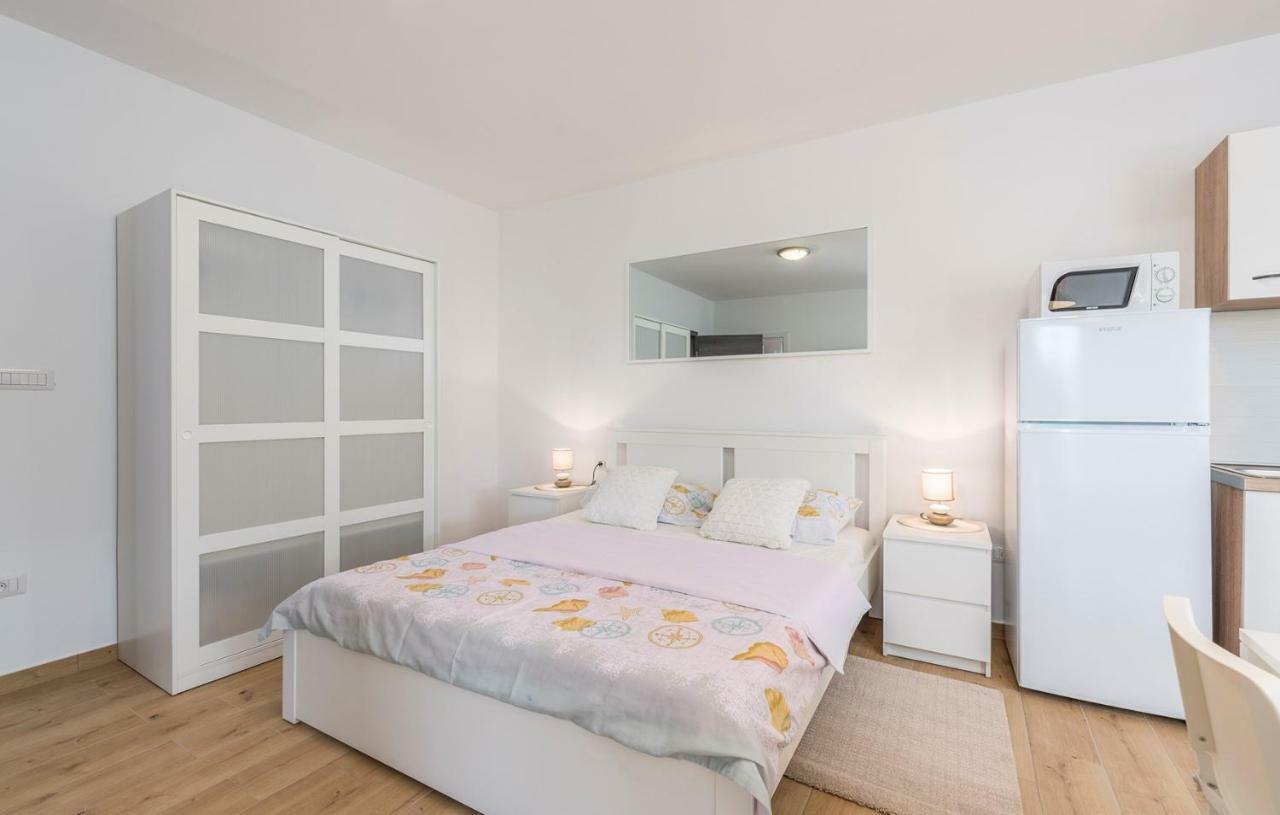 Apartment Complex Jelena Funtana Bagian luar foto